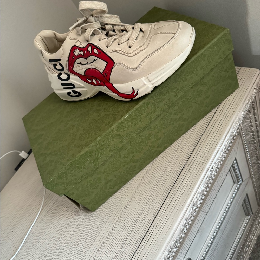 Women’s Gucci sneakers size 39. Box and dust bag included